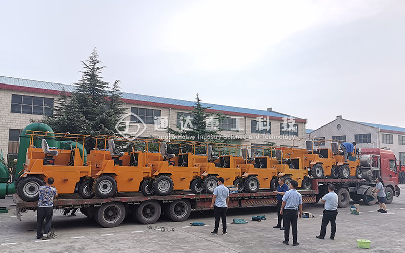 行走式翻堆機(jī) 行走式翻堆機(jī)